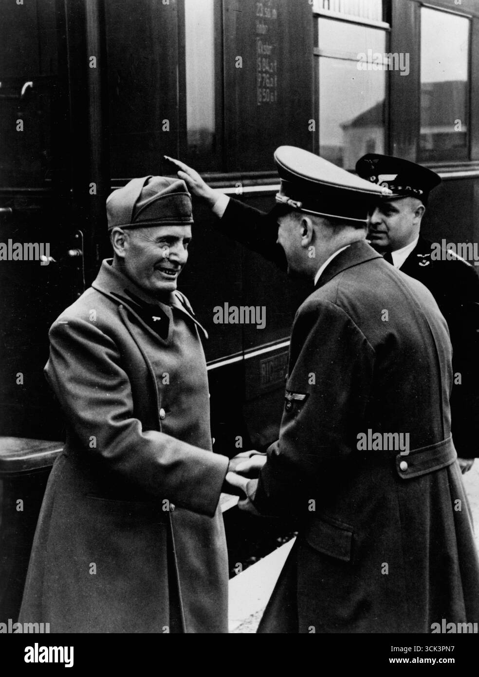 2. Weltkrieg – der Nazi-Führer Adolf Hitler (rechts) begrüßt Benito Mussolini, der im Hauptquartier des Führers angekommen ist, 1944 Stockfoto