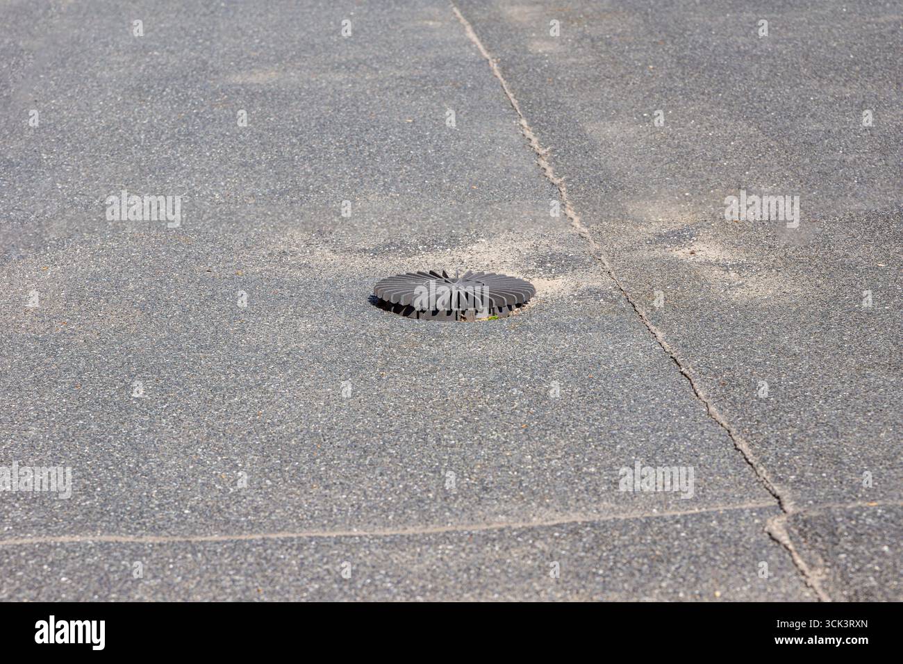 Ohne ordnungsgemäße Entwässerung führt stehendes Wasser zu Membranabbau, Schimmelbildung und strukturellen Schäden. Das Gitter sorgt dafür, dass Wasser mit Sel abfließt Stockfoto