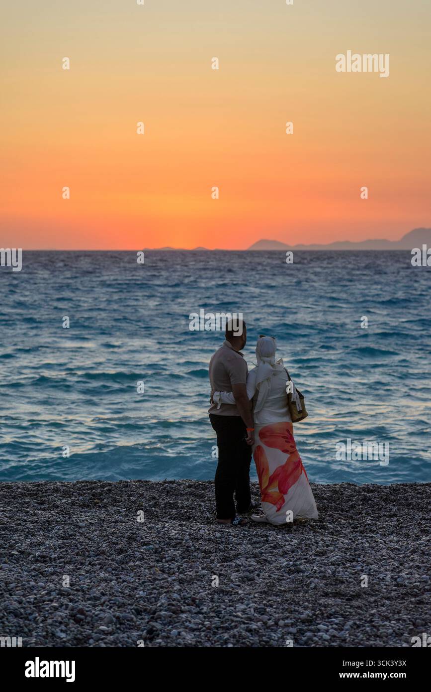 Paar beobachten Sonnenuntergang Stockfoto