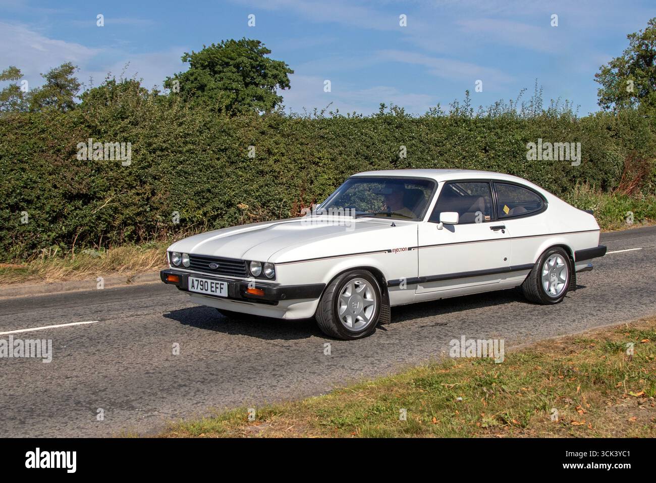 1984 White Ford Capri Injection Fließheck Auto Benzinmotor 2792 ccm, 2,8i Motor; Reise nach Congleton, Cheshire Classic Car Show, Großbritannien Stockfoto
