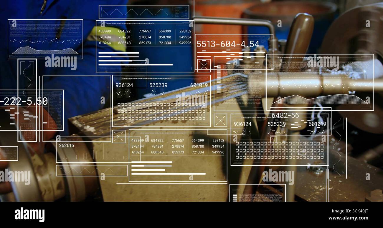Maschinenmechaniker mit blauer Jacke und Handschuhen, die auf der Drehmaschine in der Werkstatt mit UI-Panels bearbeitet werden Stockfoto