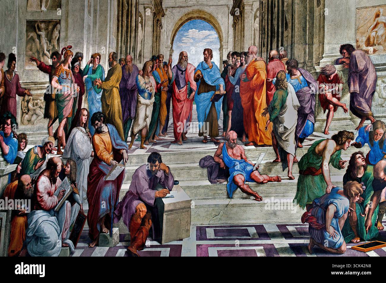 Die Schule von Athen von Alvarez Enciso Domingo 1737–1800) war ein spanischer Maler Spanien, nach Raffaello Sanzio da Urbino auf der linken Seite Plato und Aristoteles auf der rechten Seite (Schule von Athen, Fresko (1508–11) gemalt des Künstlers Raphael, in der Stanza della Segnatura, einem Raum in den Privatwohnungen von Papst Julius II. Im Vatikan). Die Schule von Athen ist ein berühmtes Renaissance-Fresko von Raphael, das Philosophie und das intellektuelle Streben nach Wissen symbolisiert. Das Gemälde zeigt eine große klassische Zusammenkunft von antiken griechischen Philosophen, Mathematikern und Wissenschaftlern. Stockfoto