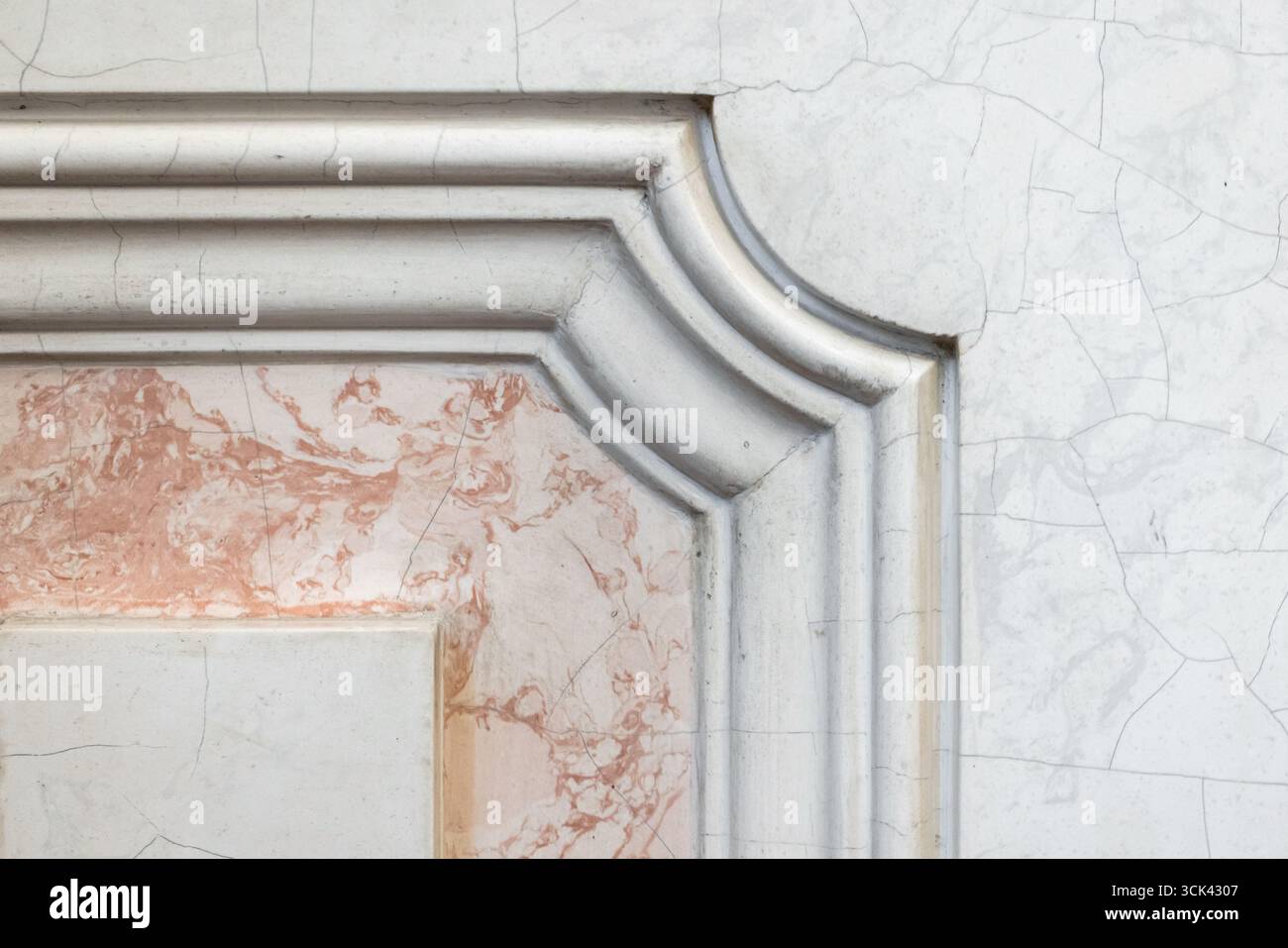 Detaillierte Ansicht eines dekorativen Marmor- und Stuckelements in klassischer Architektur mit komplexen Handwerkskunst, Farben und Texturen für Design i Stockfoto