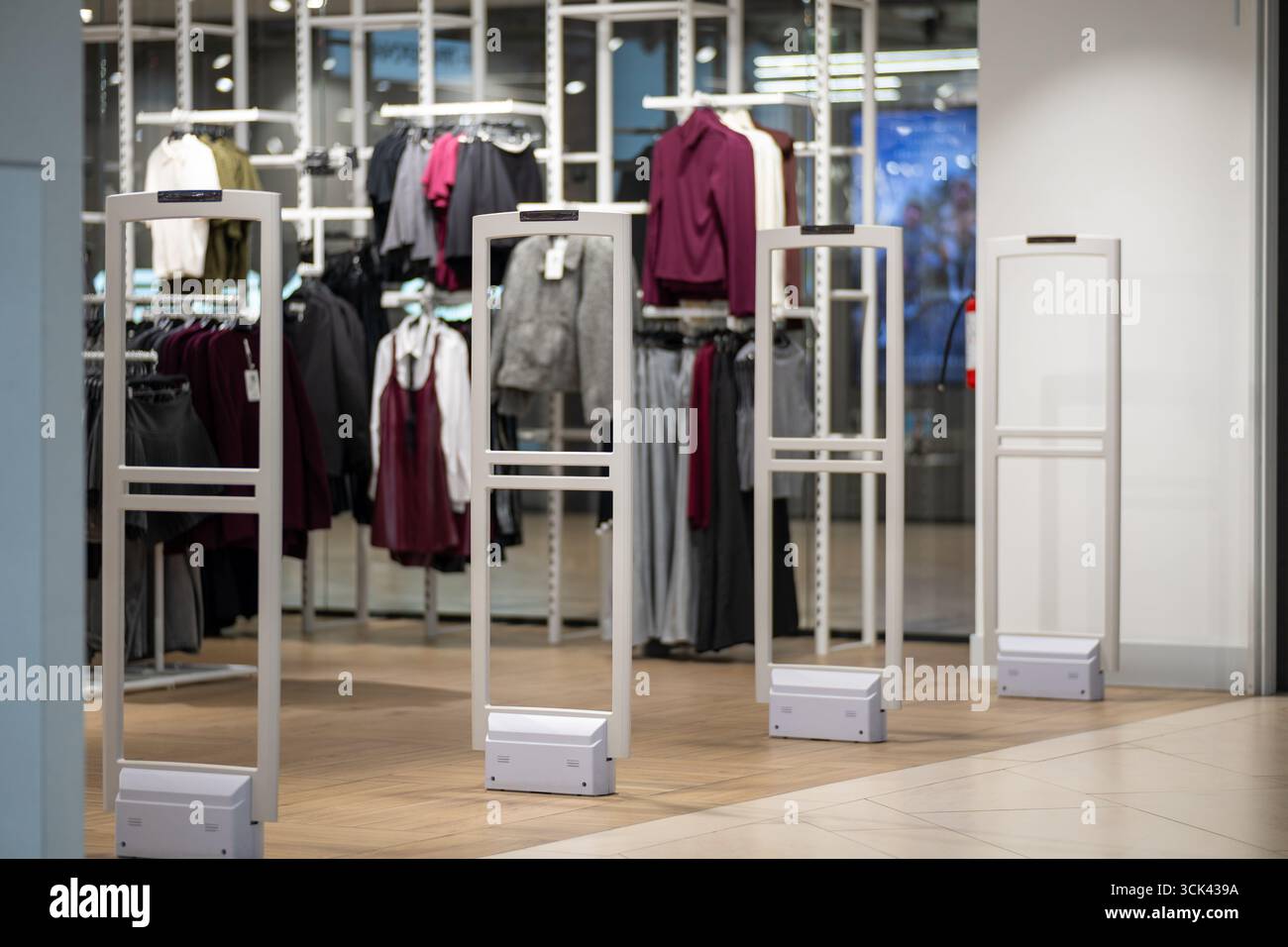 Hochfrequenz-Sicherheitstüren mit integriertem Metalldetektor am Eingang eines Bekleidungsgeschäfts, einem modernen Diebstahlschutz und elektronischer artikelüberwachung so Stockfoto