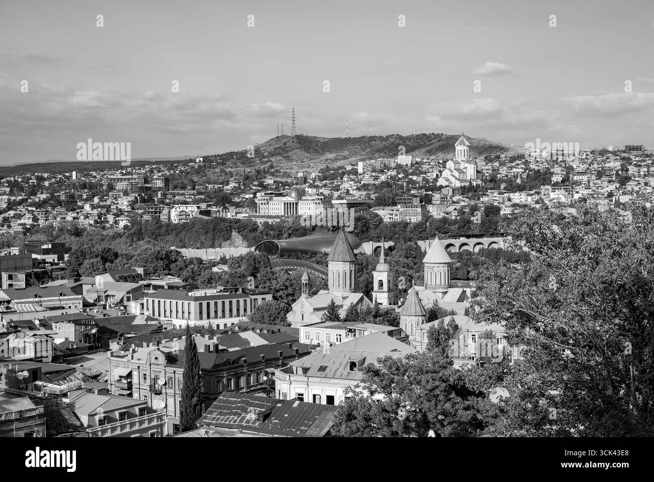Schwarz-weiß Panoramablick auf Tiflis, die Hauptstadt von Georgien am 9. September 2025 Stockfoto