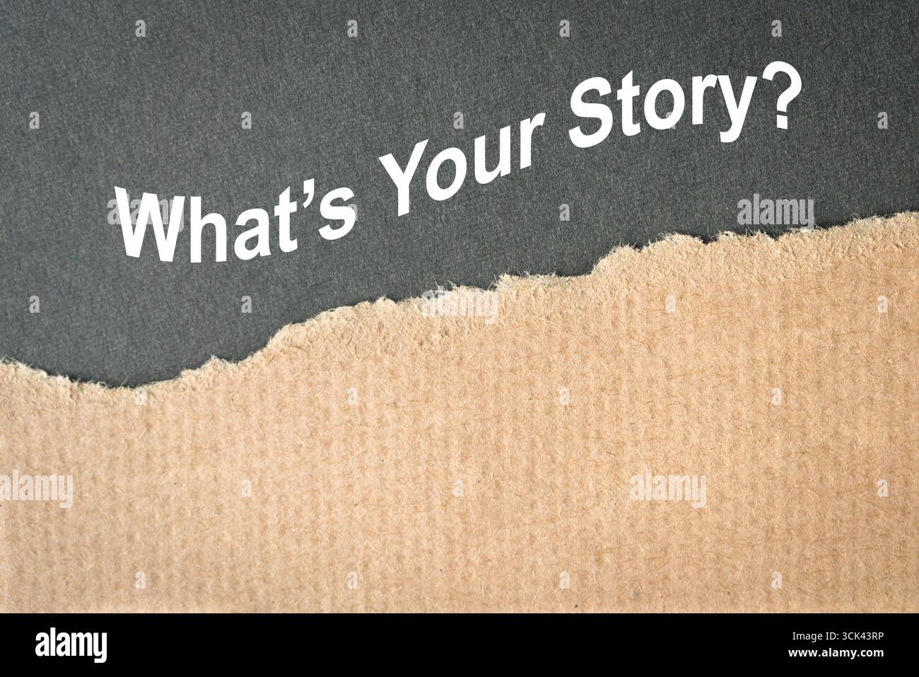 Was ist deine Geschichte, Text auf grauer Oberfläche mit braunem Kraftpapier. Stockfoto