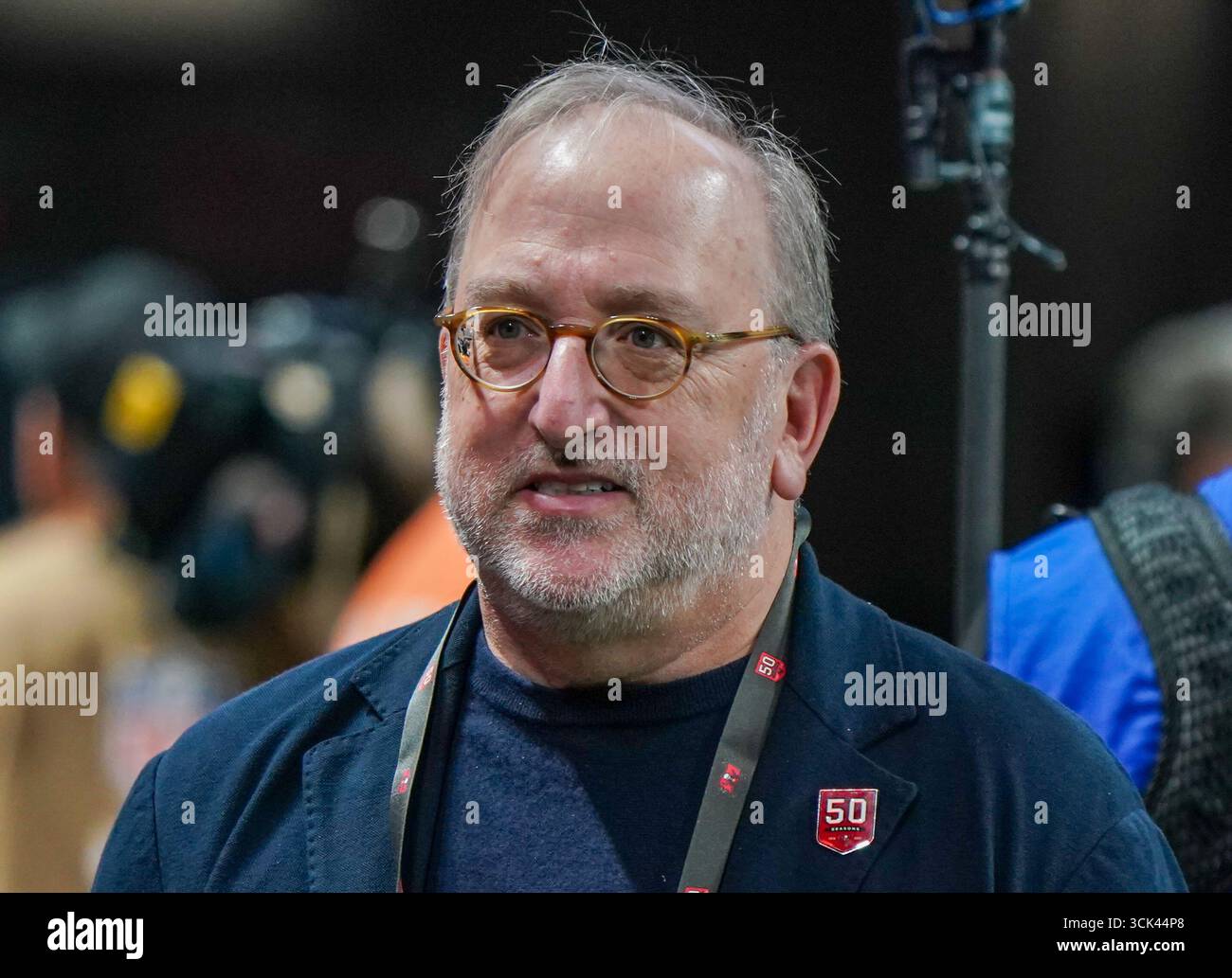 Atlanta, Georgia, USA. September 2025. Tampa Bay Buccaneers Besitzer/Co-chariman Edward Glazer am Rande vor dem Spiel gegen die Atlanta Falcons im Mercedes-Benz Stadium. (Kreditbild: © Debby Wong/ZUMA Press Wire) NUR REDAKTIONELLE VERWENDUNG! Nicht für kommerzielle ZWECKE! Stockfoto