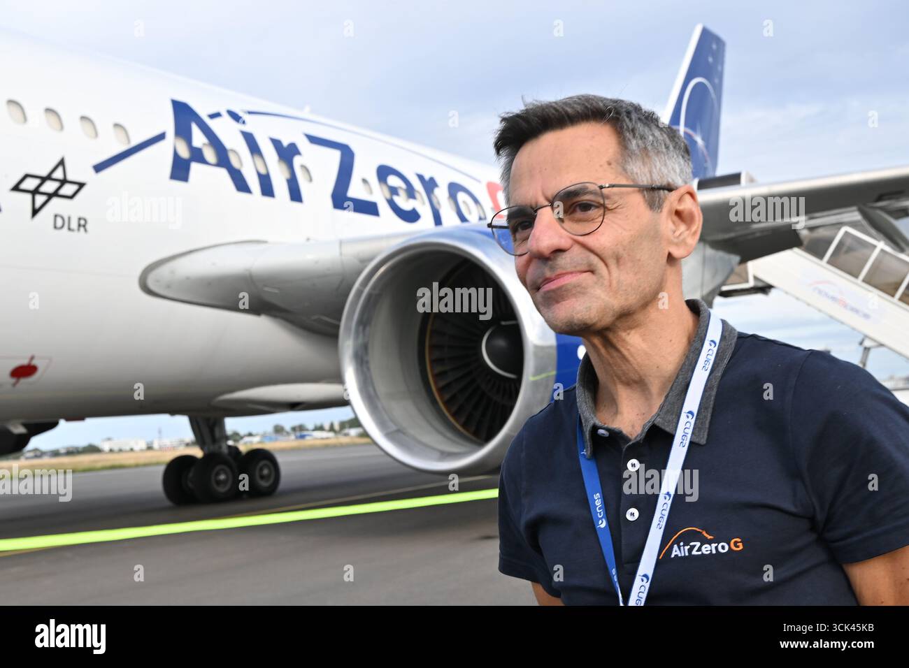 Bordeaux, Frankreich. September 2025. Novespace-Präsident Thierry Gharib am 9. September 2025 auf dem Flughafen in Bordeaux, Frankreich, vor dem Zero G-Flugzeug, wo sich zukünftige Astronauten, darunter der tschechische Pilot Ales Svoboda, auf einen möglichen Flug ins All vorbereiten. Quelle: Vaclav Salek/CTK Photo/Alamy Live News Stockfoto