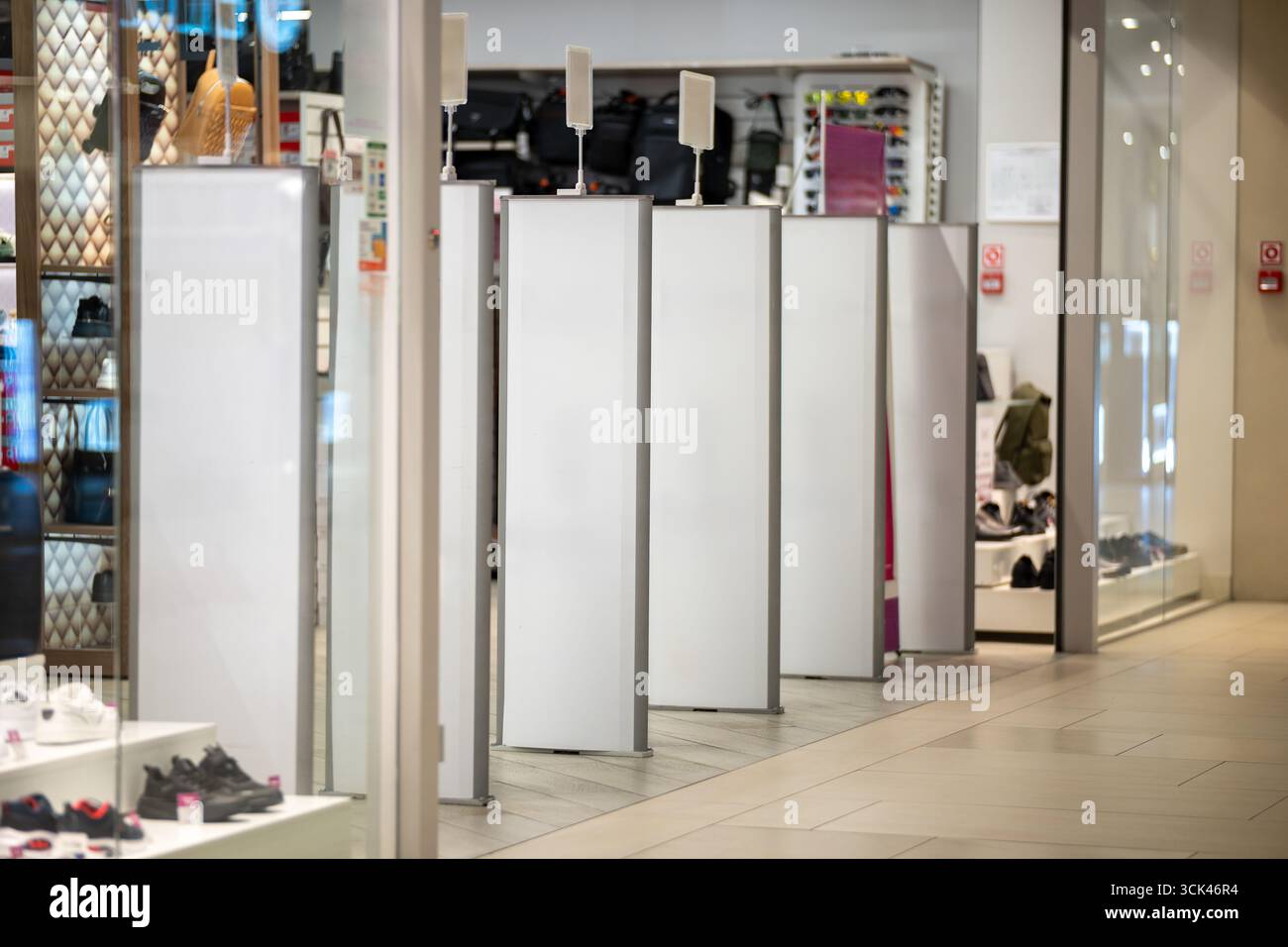 Hochfrequenz-Sicherheitstüren mit integriertem Metalldetektor am Eingang eines Bekleidungsgeschäfts, einem modernen Diebstahlschutz und elektronischer artikelüberwachung so Stockfoto