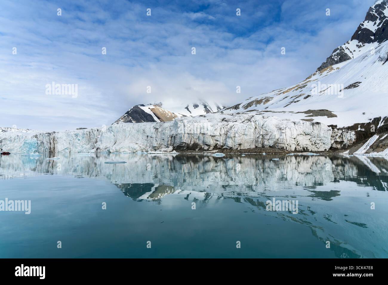 Berg- und Eislandschaft in Burgerbukta, Svalbard, Norwegen, 25. Juni 2025 Stockfoto