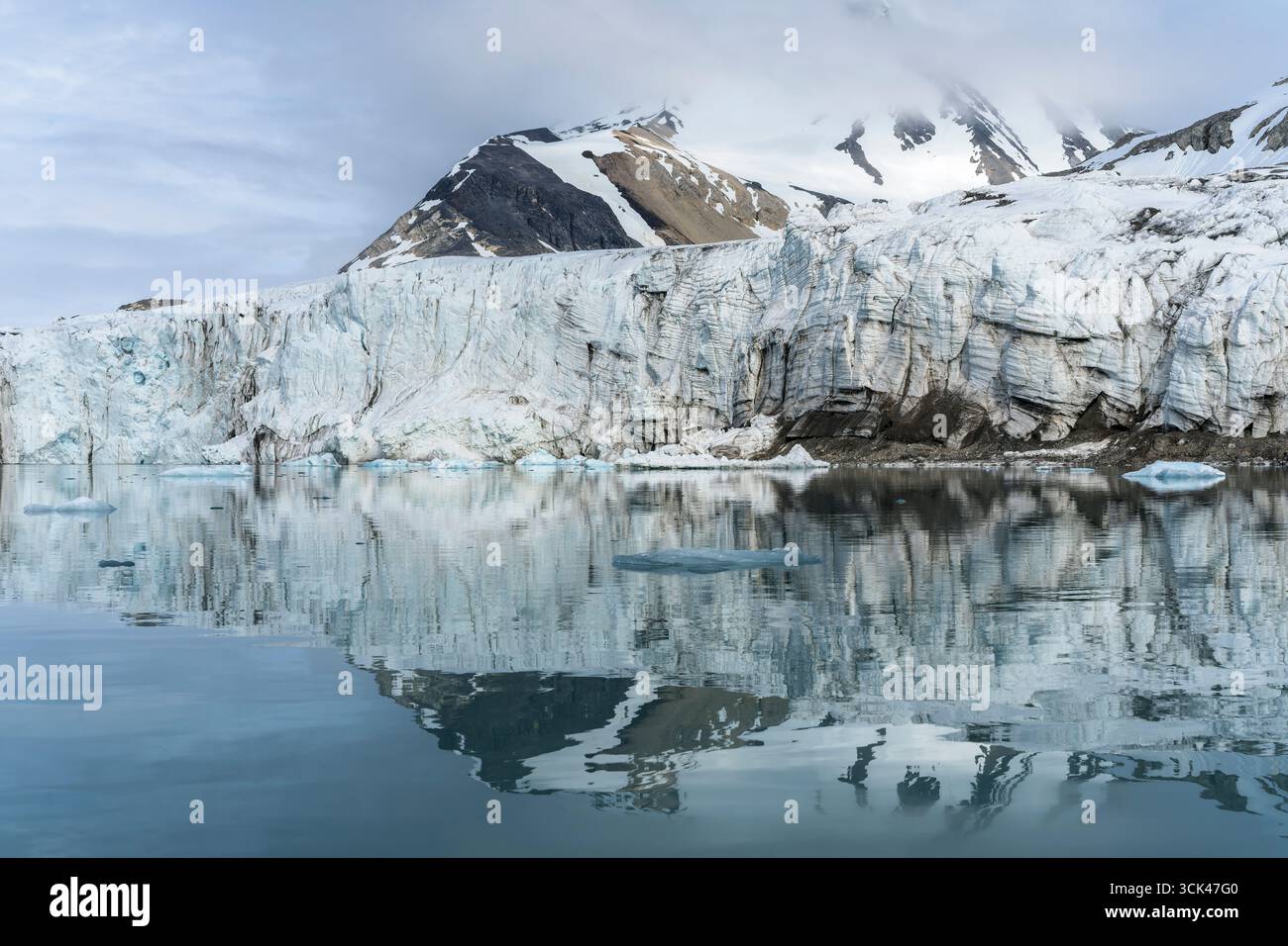 Berg- und Eislandschaft in Burgerbukta, Svalbard, Norwegen, 25. Juni 2025 Stockfoto