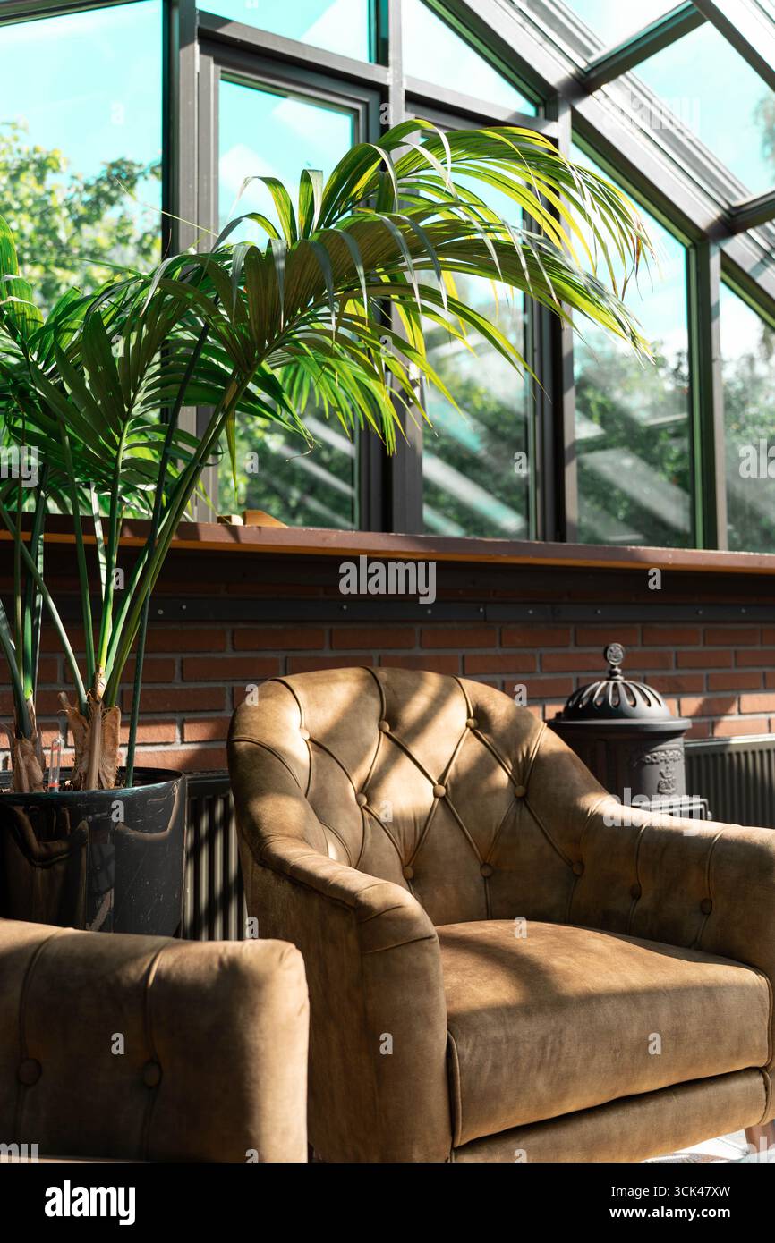Ein gemütlicher Indoor Lounge Bereich, der von der Spätsommersonne überstrahlt wird. Stockfoto