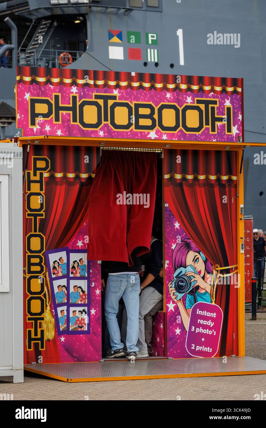 Während einer Veranstaltung im Hafen von Ijhaven, Amsterdam, Niederlande, steht ein Fotostand. ein Fotoautomat steht waehrend einer Veranstaltung im Ijhaven, Amster Stockfoto