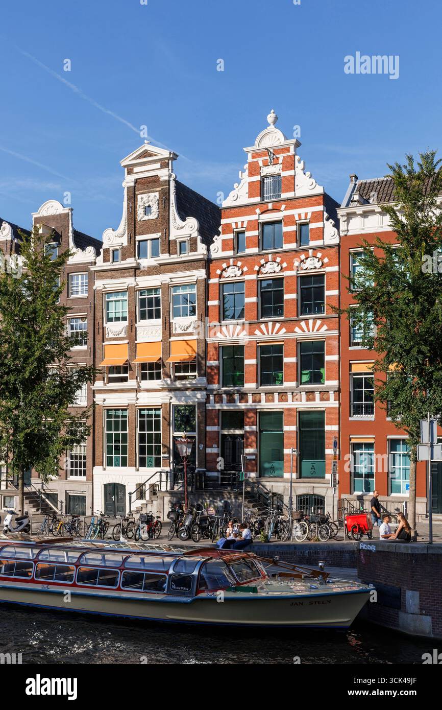 Häuser am ehemaligen Rokin-Kanal im Stadtzentrum, Amsterdam, Niederlande. Haeuser am ehemaligen Rokin Kanal im Zentrum, Amsterdam, Niederlande. Stockfoto