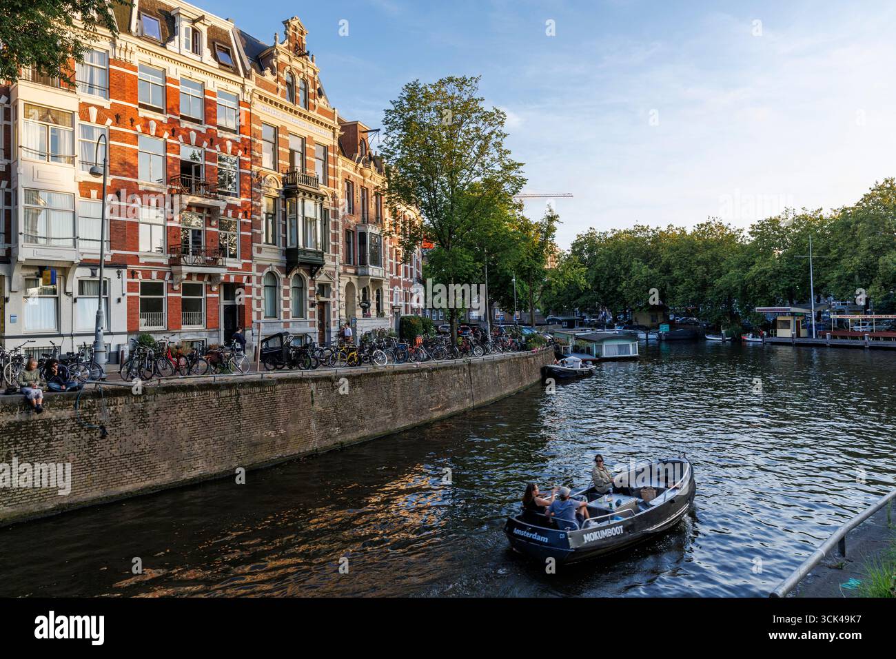 Häuser an der Kreuzung von Leidsegracht und Singelgracht, Amsterdam, Niederlande. Haeuser an der Einmuendung der Leidsegracht in di Stockfoto