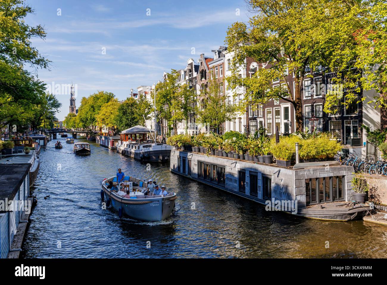 Hausboote auf der Prinsengracht im Stadtzentrum, der Turm der Westerkerk im Hintergrund, Amsterdam, Niederlande. Hausboote auf der Prinsen Stockfoto