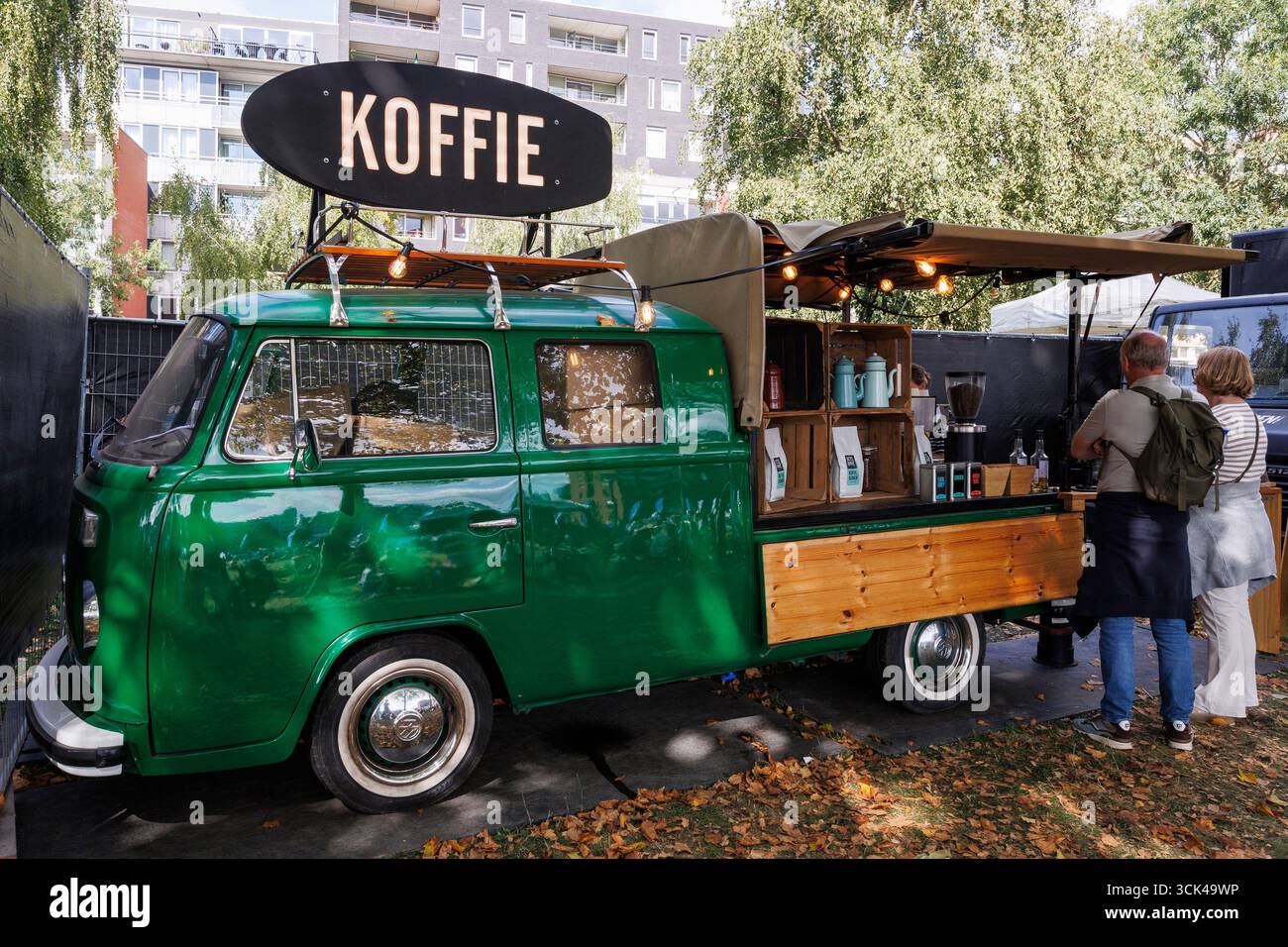 VW Bulli als mobile Kaffeebar im Hafen von Ijhaven, Amsterdam, Niederlande. VW Bulli als mobile Kaffeebar steht im Ijhaven, Amsterdam, Niederlande. Stockfoto