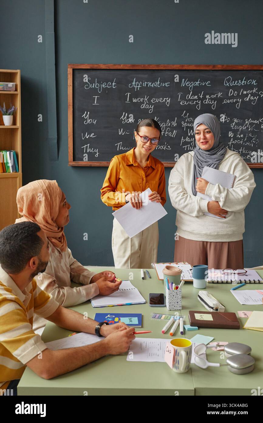 Verschiedene junge Erwachsene, die am Englischunterricht teilnehmen Stockfoto