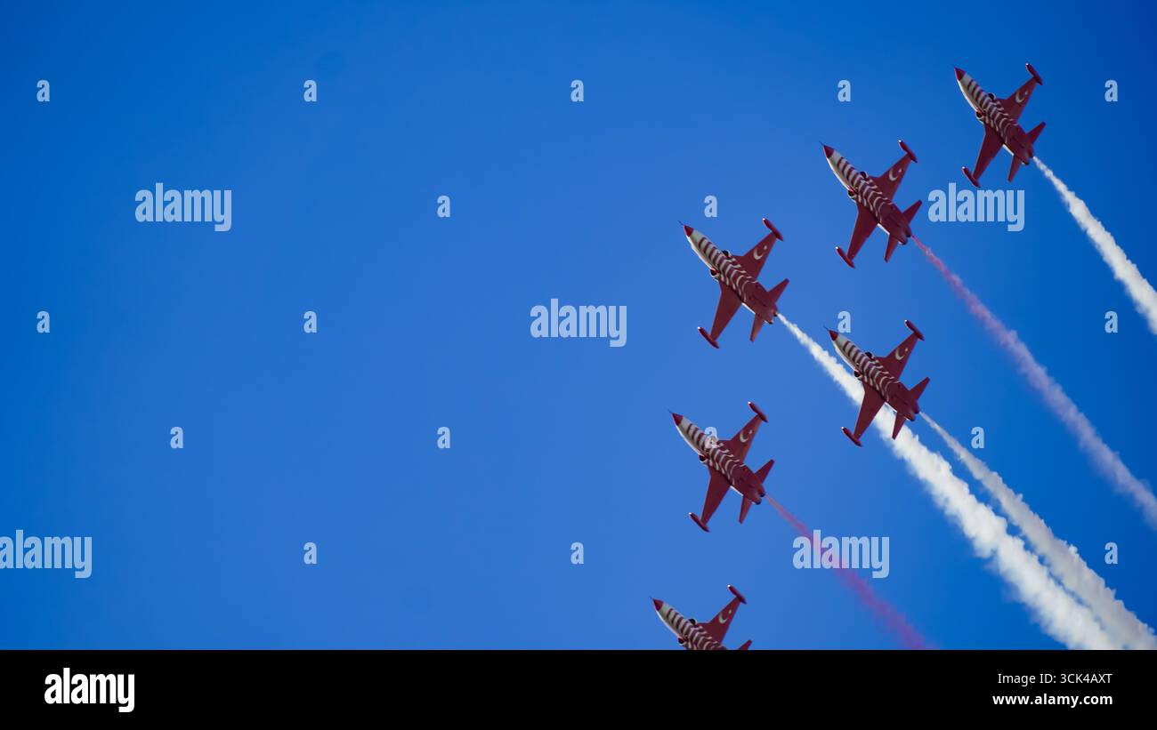Izmir, Türkei. September 2025. Turkish Stars veranstalteten am 9. September eine Flugshow. Jets bildeten Rauchpfade und Formationen am Himmel, während Menschenmassen am Meer beobachteten und feierten. Quelle: İdil Toffolo/Alamy Live News Stockfoto