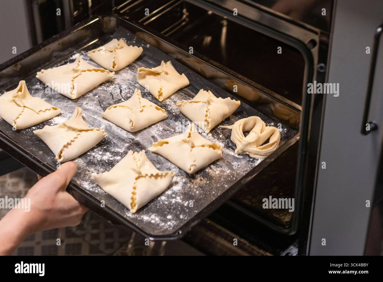 Nahaufnahme des Hüttenkäsegebäck auf dem Backblech. Stockfoto