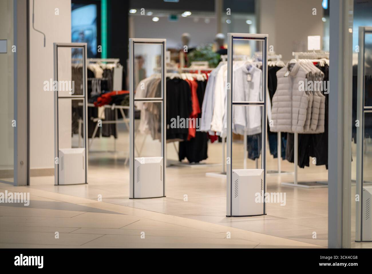 Hochfrequenz-Sicherheitstüren mit integriertem Metalldetektor am Eingang eines Bekleidungsgeschäfts, einem modernen Diebstahlschutz und elektronischer artikelüberwachung so Stockfoto