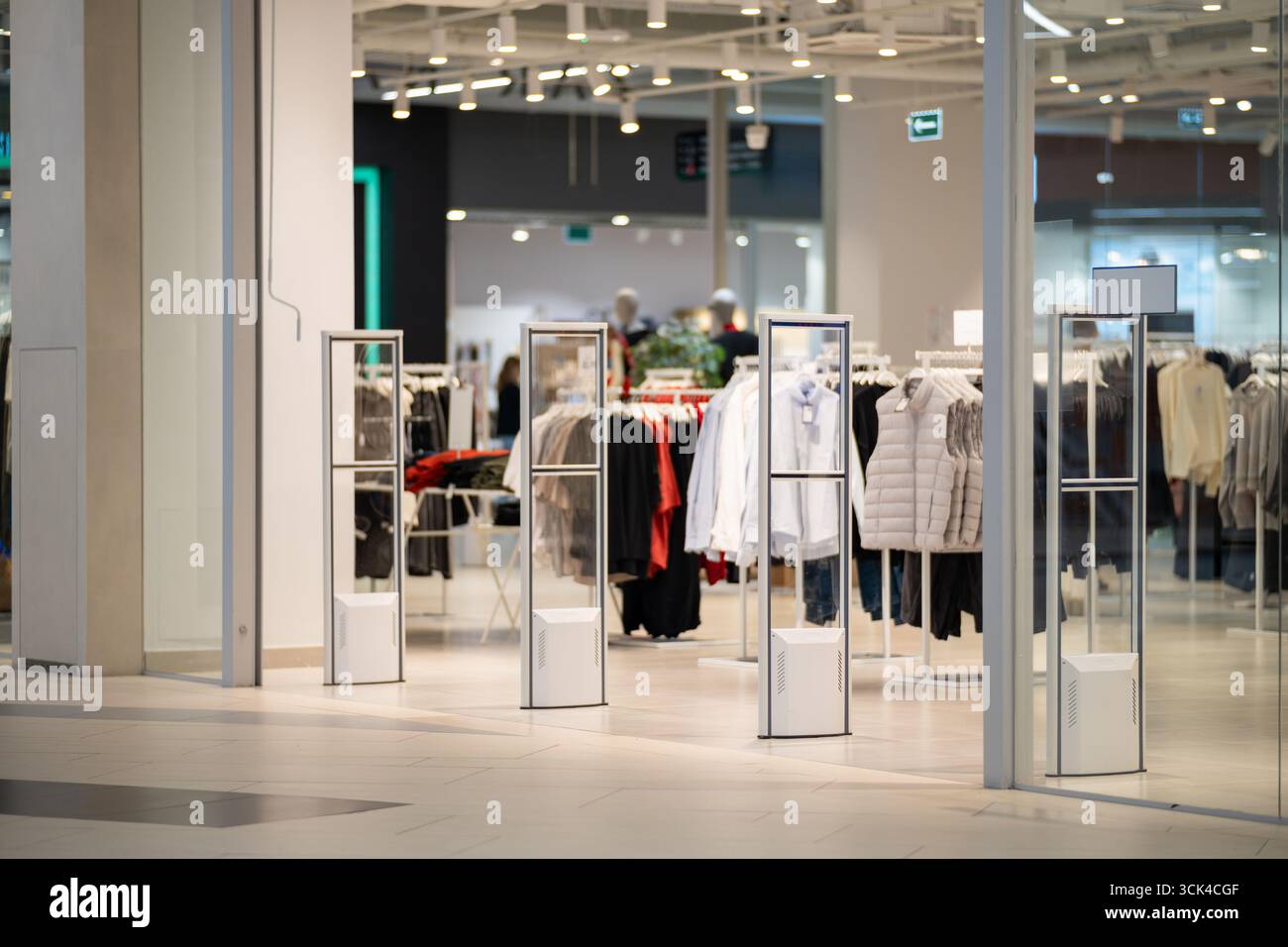 Hochfrequenz-Sicherheitstüren mit integriertem Metalldetektor am Eingang eines Bekleidungsgeschäfts, einem modernen Diebstahlschutz und elektronischer artikelüberwachung so Stockfoto