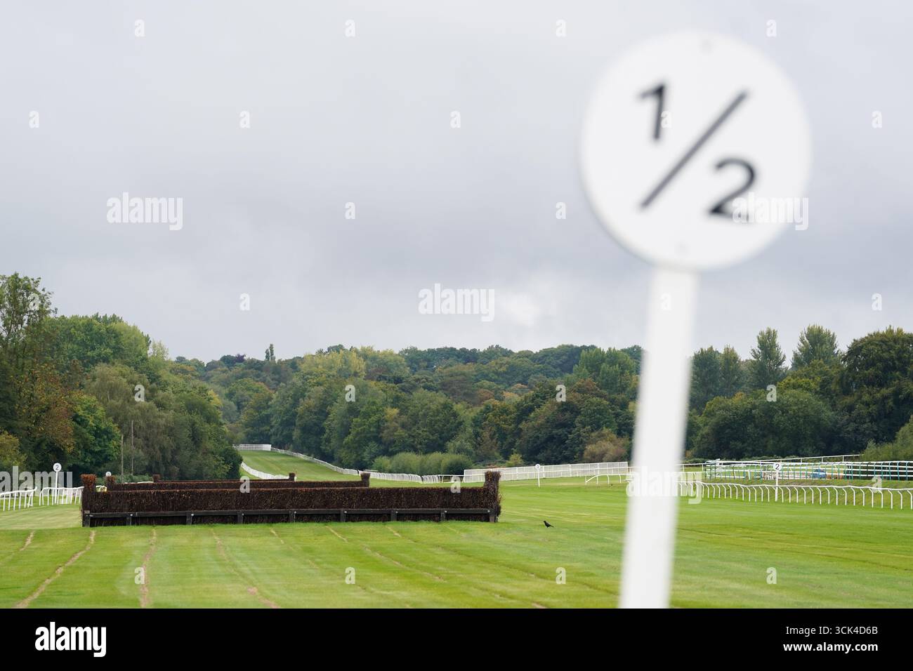 Ein allgemeiner Blick auf eine leere Rennbahn im Lingfield Park, auf der die heutigen Rennen verlegt wurden. Die britischen Rennen werden heute zum Stillstand kommen, da der Sport versucht, seine Ablehnung der vorgeschlagenen Änderungen der Wettsteuer zu demonstrieren. Die geplanten Treffen für Lingfield, Carlisle, Uttoxeter und Kempton wurden alle verschoben, damit die Rennen in London gemeinsam auftreten können. Bilddatum: Mittwoch, 10. September 2025. Stockfoto