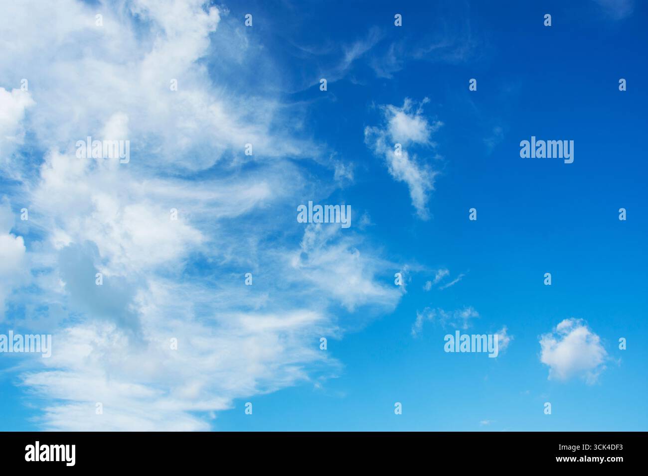 Cumulus und Cirrus Wolken im blauen Himmel Stockfoto