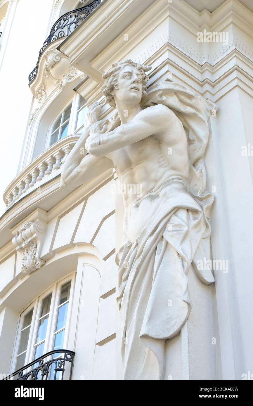 Äußere des historischen Gebäudes mit Karyatiden Stockfoto