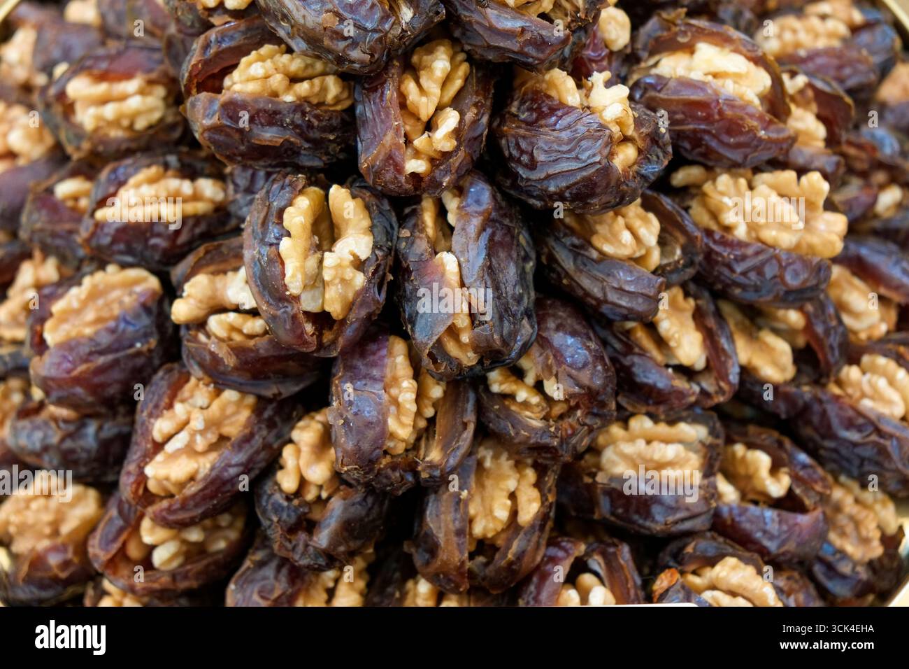 Nahaufnahme von Dates gefüllt mit Walnüssen am Naschtmarkt Stockfoto