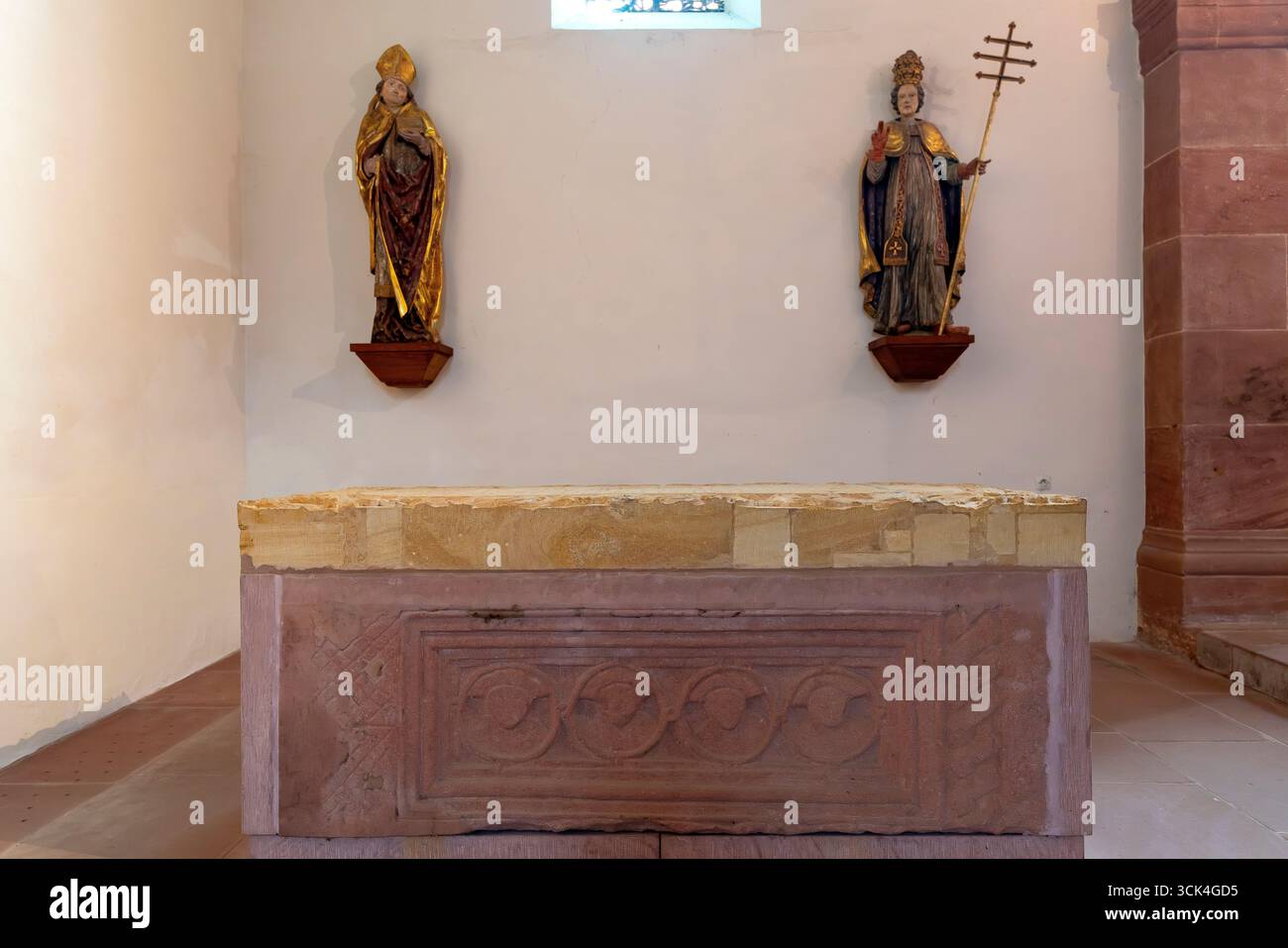Abtei Murbach im Elsass, Frankreich. Das Grabdenkmal ist das von sieben Mönchen, die während der Invasion der Ungarn im 10. Jahrhundert starben, Cove Stockfoto