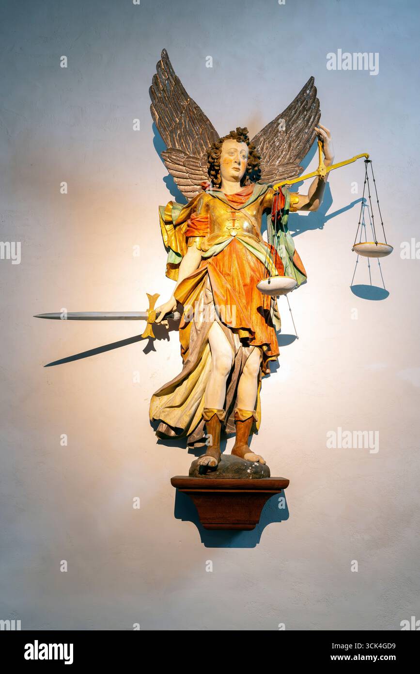 Statue des Heiligen Michael in der romanischen Abtei Murbach im Elsass, Frankreich. Stockfoto