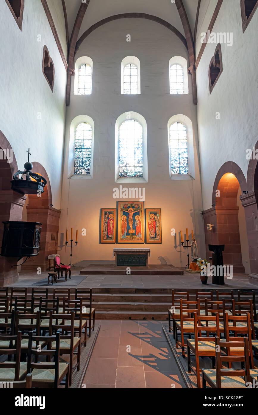 Blick in den Hauptaltar in der romanischen Abtei Murbach im Elsass, Frankreich. Die Abteikirche Murbach ist dem heiligen Leodegar von Autun geweiht und war Th Stockfoto