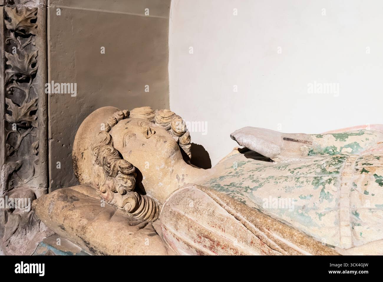 Grab des Eberhard von Elsass in der romanischen Abtei Murbach im Elsass, Frankreich. Die Abteikirche von Murbach ist dem Heiligen Leodegar von Autun und gewidmet Stockfoto