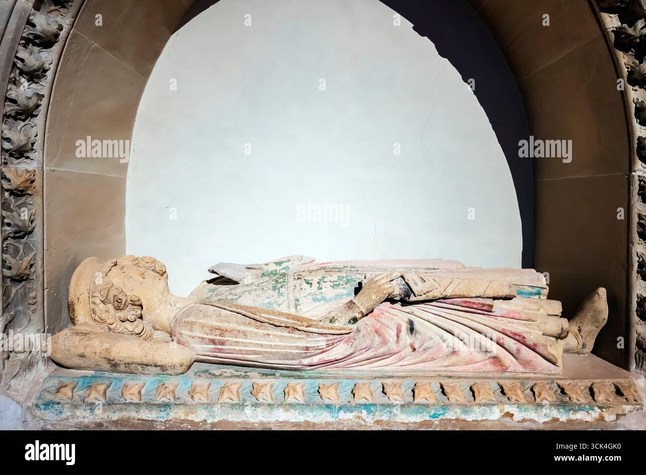 Grab des Eberhard von Elsass in der romanischen Abtei Murbach im Elsass, Frankreich. Die Abteikirche von Murbach ist dem Heiligen Leodegar von Autun und gewidmet Stockfoto