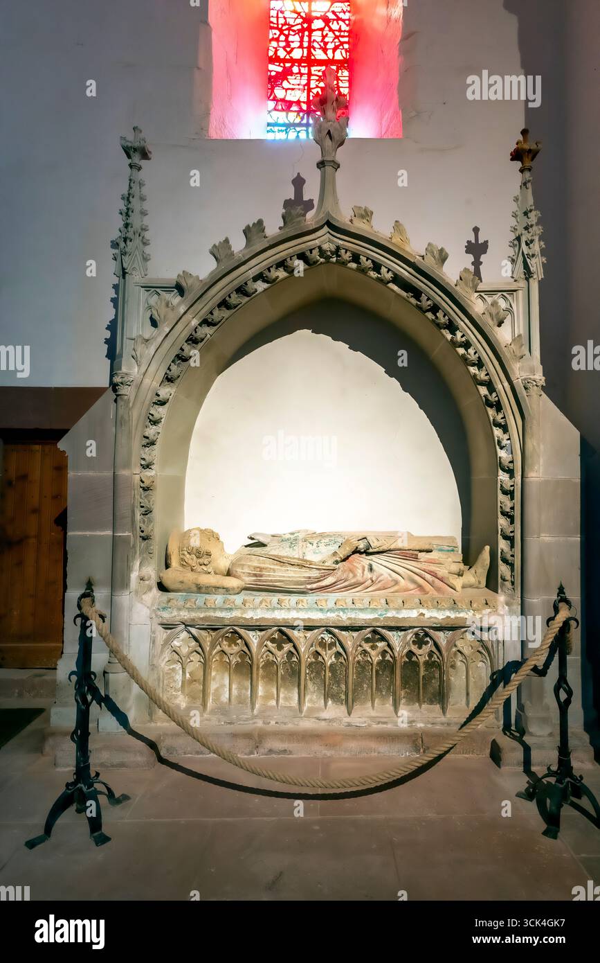 Grab des Eberhard von Elsass in der romanischen Abtei Murbach im Elsass, Frankreich. Die Abteikirche von Murbach ist dem Heiligen Leodegar von Autun und gewidmet Stockfoto