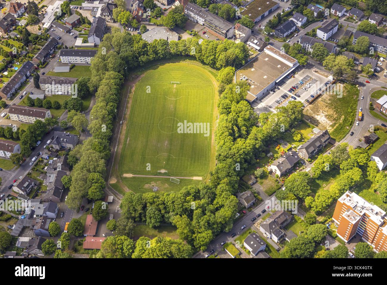 Luftaufnahme, Sportplatz Dorstener Straße des SV Zweckel 23, Rasenplatz, Rewe Supermarkt, Zweckel, Gladbeck, Ruhrgebiet, Nordrhein-Westfalen, GE Stockfoto