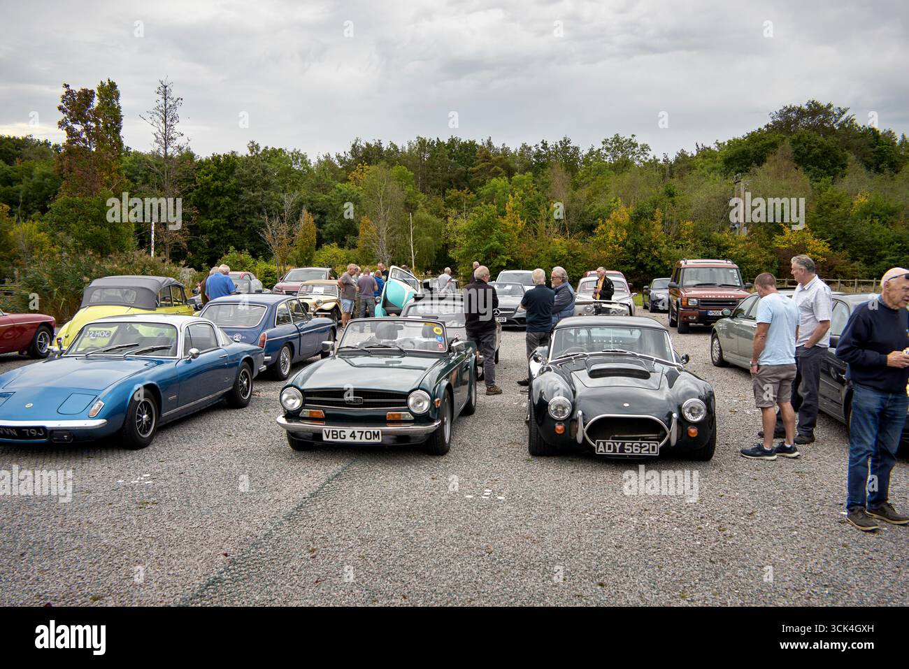 Landfahrzeuge treffen auf Oldtimer-Liebhaber. England Großbritannien Stockfoto