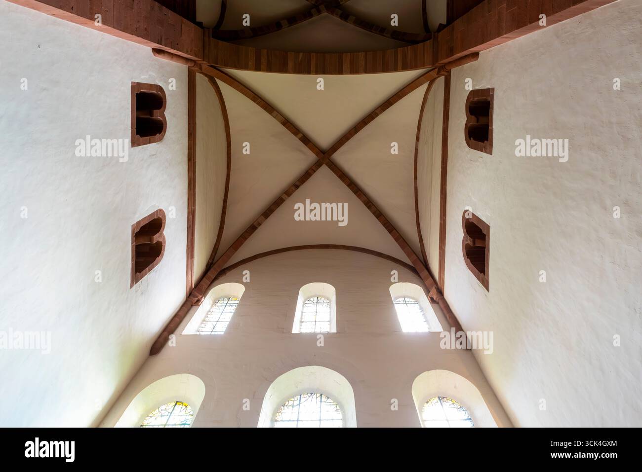 Rippengewölbe in der romanischen Abtei Murbach im Elsass, Oberrhein, Grand-Est, Frankreich. Die Abteikirche Murbach ist dem heiligen Leodegar von Autun geweiht Stockfoto