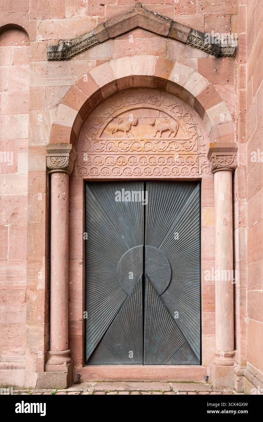 Ostportal der romanischen Abtei Murbach im Elsass, Oberrhein, Grand-Est, Frankreich. Die Abteikirche Murbach ist dem Heiligen Leodegar von Aut geweiht Stockfoto