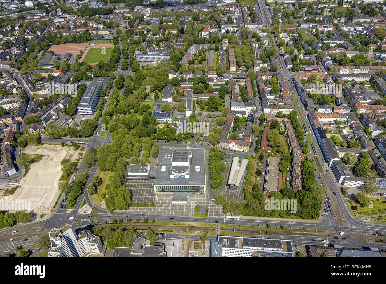 Luftbild, Musiktheater im Revier mir mit Friedenslogo in mehreren Sprachen, Berufskolleg Königsstraße, Schalke, Gelsenkirchen, Ruhrgebiet, Nord Rechts Stockfoto