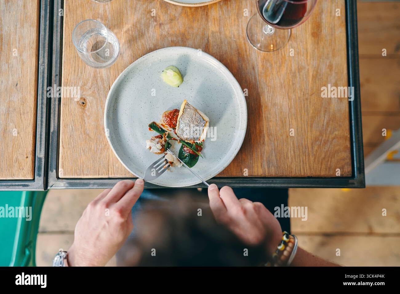 Der Mann isst Fischgerichte im Restaurant Stockfoto
