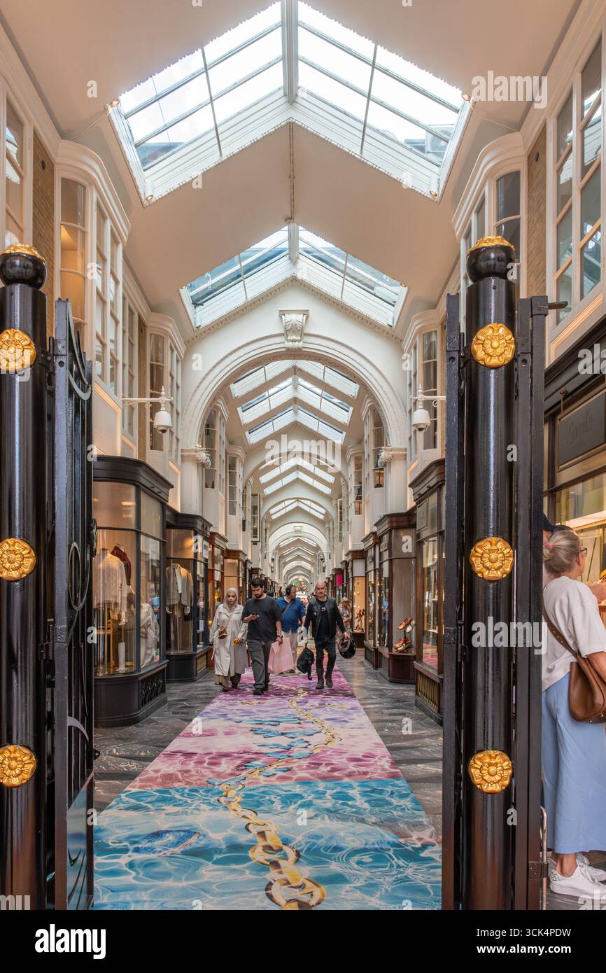 Burlington Arcade, historische Einkaufspassage in Piccadilly, London, England, Großbritannien, Heimat von Luxusboutiquen, Juwelieren und Parfümeuren Stockfoto