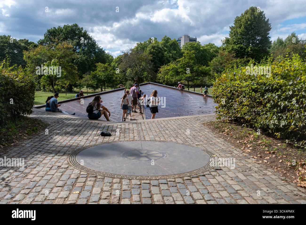 Das Canada Memorial, ein Wasserspiel in Green Park, London, England, Großbritannien, ehrt Männer und Frauen aus Kanada und Neufundland, die in den Weltkriegen gedient haben Stockfoto