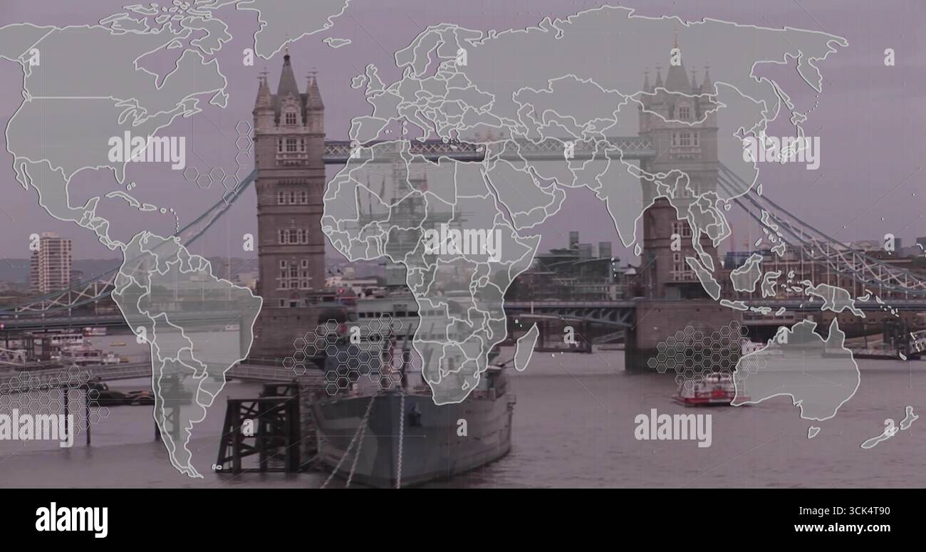 Die Tower Bridge überspannt die Themse und zeigt die Weltkarte der ehemaligen Passagierschiffe Stockfoto Die Tower Bridge überspannt die Themse und zeigt die Weltkarte der ehemaligen Passagierschiffe Stockfoto