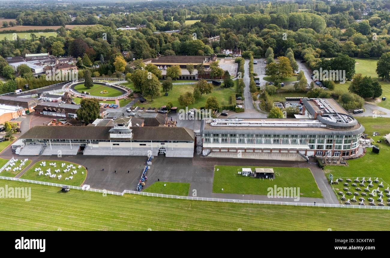Ein allgemeiner Blick auf eine leere Rennbahn im Lingfield Park, auf der die heutigen Rennen verlegt wurden. Die britischen Rennen werden heute zum Stillstand kommen, da der Sport versucht, seine Ablehnung der vorgeschlagenen Änderungen der Wettsteuer zu demonstrieren. Die geplanten Treffen für Lingfield, Carlisle, Uttoxeter und Kempton wurden alle verschoben, damit die Rennen in London gemeinsam auftreten können. Bilddatum: Mittwoch, 10. September 2025. Stockfoto