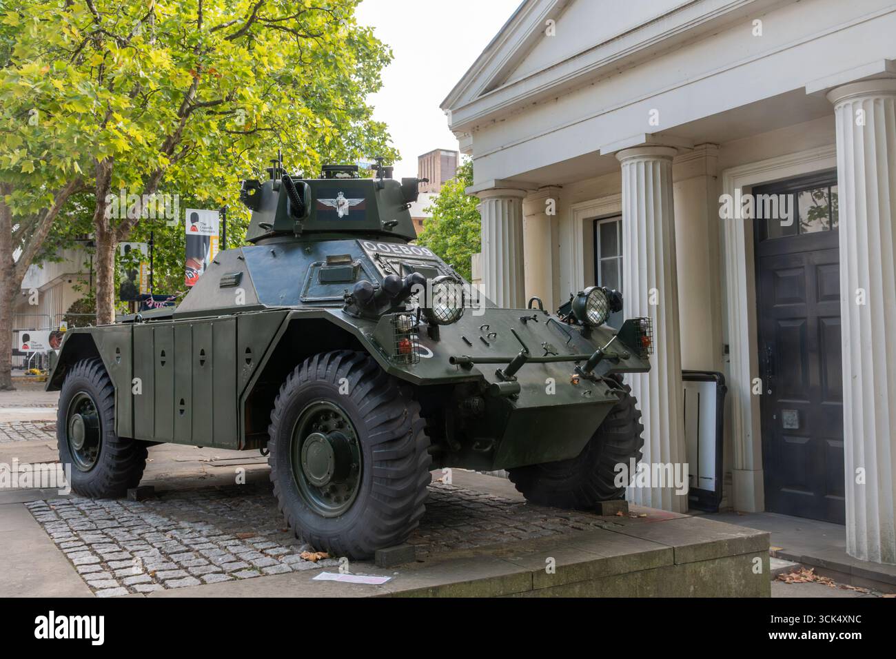Ein gepanzertes Fahrzeug oder Auto am Eingang zum Royal Guards Museum, Wellington Barracks, London, England, Großbritannien Stockfoto