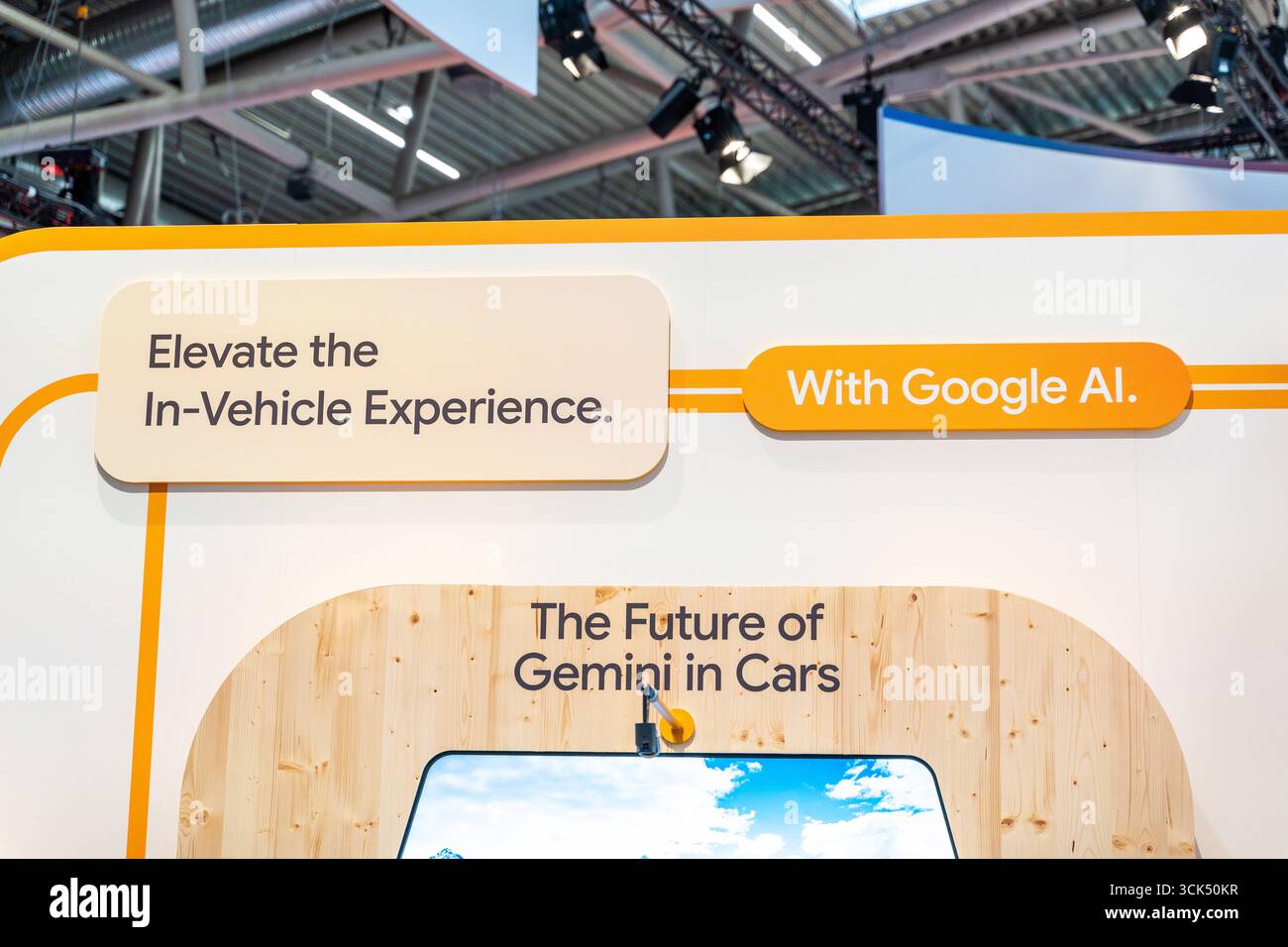 München, Bayern, Deutschland - 9. September 2025: Googles Messestand auf der IAA Mobility mit dem Slogan heben das Fahrzeug-Erlebnis auf. Mit Google AI. Die Zukunft von Gemini im Auto. Mobility 2025 in München. *** Messestand von Google auf der IAA Mobility mit dem Slogan heben Sie das Fahrzeug-Erlebnis auf. Mit Google AI. Die Zukunft von Gemini im Auto. Mobility 2025 Messe in München. Stockfoto