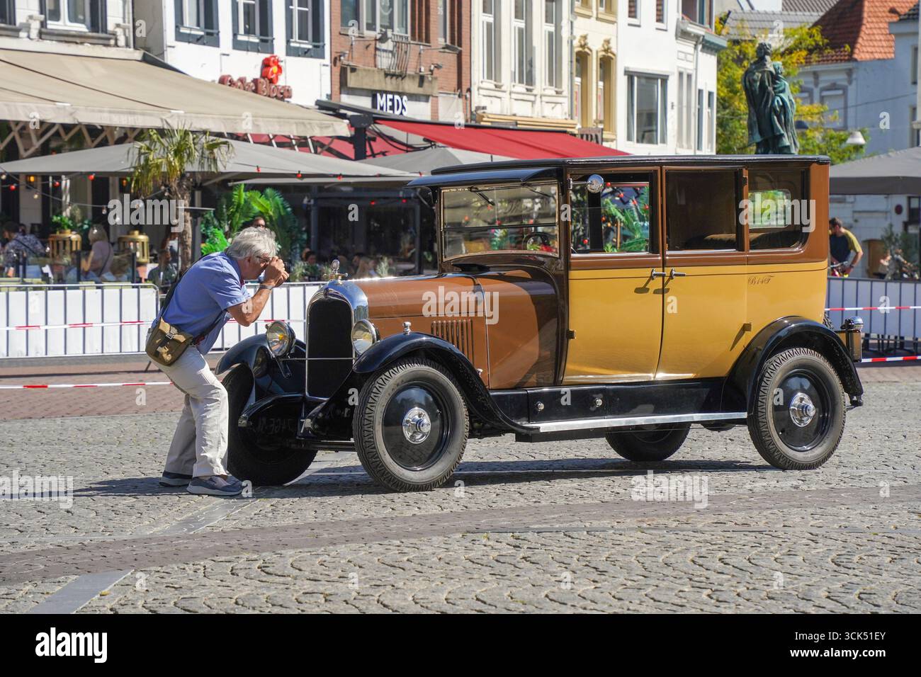 Der Fotograf macht ein Foto von einem Citroën Typ B14 aus den 20er Jahren, der in der Altstadt von Sittard in den Niederlanden geparkt ist. Stockfoto