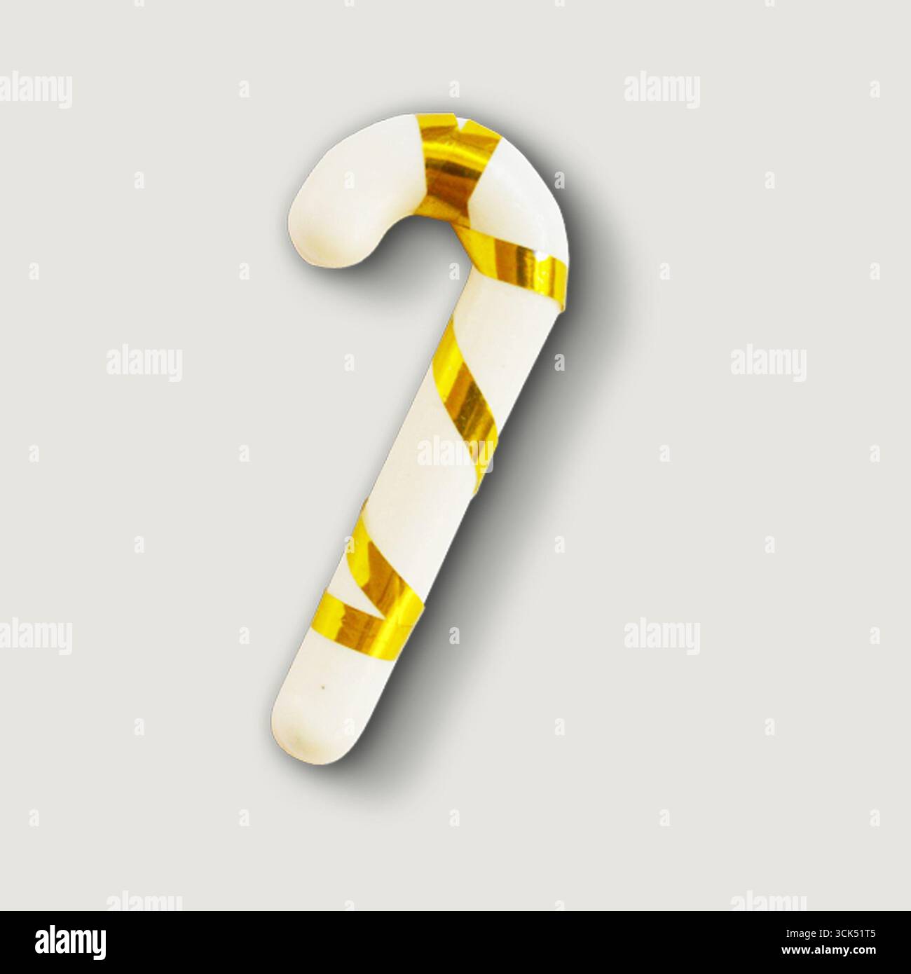 Ein dekorativer Zuckerrohr mit weißem und goldenem Spiraldesign, der oft mit festlichen Feierlichkeiten verbunden ist. Stockfoto